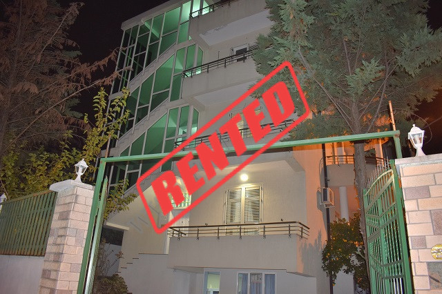 Vile 4 kateshe me qira ne rrugen 3 Vellezerit Kondi ne Tirane.
Siperfaqja e pergjithshme e viles pe